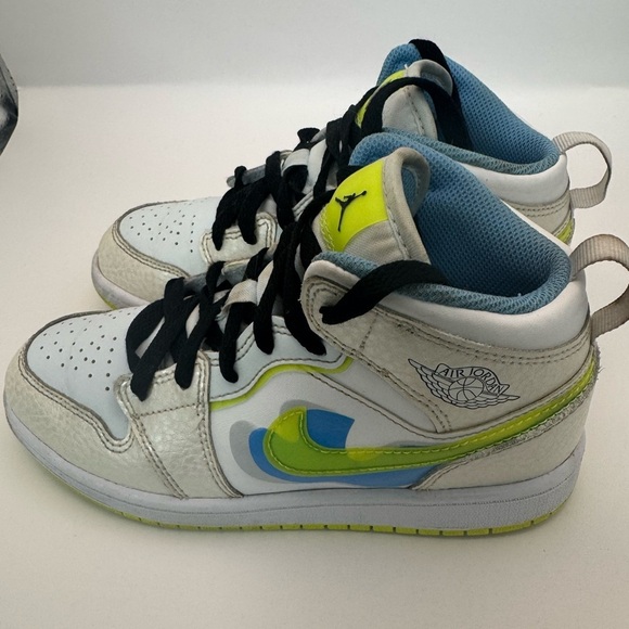 Air Jordan 1 Mid SE DV-1320-17 Size 2Y  Good Condition Green Swoosh Black Laces - Picture 1 of 16